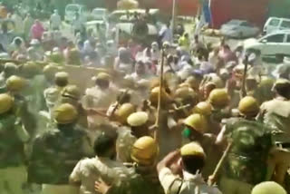 Protesting PTIs clash with police
