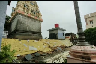 కూలిన ఆలయ ప్రహరీ