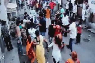 જામનગરઃ બેફામ બૂટલેગરોએ મહિલાઓને મારી, CCTVમાં ઝડપાયાં દ્રશ્ય