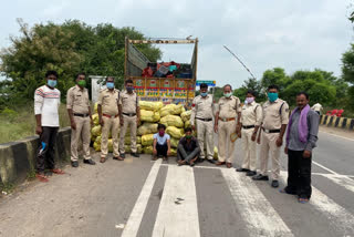 Ganja seized in Chhattisgarh  Chhattisgarh ganja news  Police seize marijuana  Chhattisgarh news  Chhattisgarh-Odisha border  Ganja Smugglers  Mahasamund police  Chhattisgarh police  ganja  ഒഡീഷ  മഹസമുണ്ട്  ഛത്തീസ്‌ഗഢ്  കഞ്ചാവ് വേട്ട