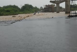 Bike rider in the overflowing doni river: video viral