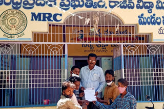 pdsu leaders protest at madakasira