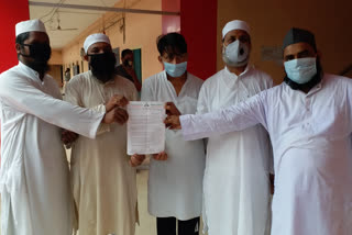 A memorandum was handed over to maintain the necessity of Urdu language