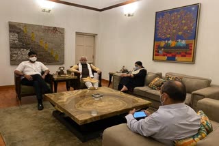 cm khattar and Deputy CM dushyant chautala met Union Minister Smriti Irani to buy cotton