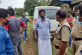 പാലക്കാട് കഞ്ചാവ് പിടികൂടി  പാലക്കാട് ഓട്ടോയിൽ കൊണ്ടുപോയ കഞ്ചാവ് പിടികൂടി  ഗുഡ്‌സ് ഓട്ടോറിക്ഷയിൽ കഞ്ചാവ് പിടികൂടി  സംയുക്‌ത പരിശോധനയിൽ കഞ്ചാവ് പിടികൂടി  cannabis seized in palakad  auto driver arrested in palakad  Auto driver arrested with one kg cannabis Palakkad