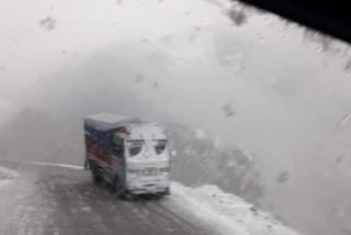 وادی کشمیر میں تازہ برف باری