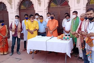 tourists and guides honored in kashi