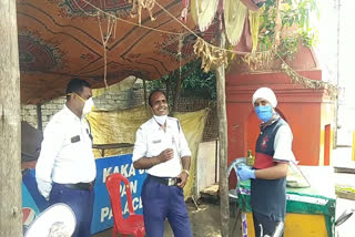 social worker Distributing kadha to policemen in raipur