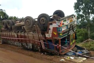 Chikmagalur lorry accident traffic jam on National Highway 173