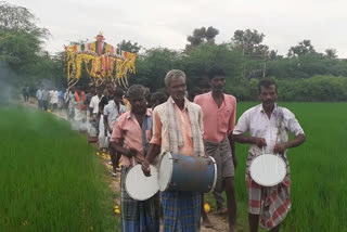 இறுதி பயணத்திற்கு கூட பாதையின்றி 60 ஆண்டுகளாக தவிக்கும் கிராம மக்கள்!