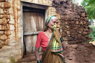 Old women house collapse in Gajendragad town of Gadaga