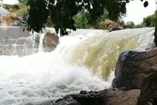 beautiful-water-fall-in-ananthapuram-district