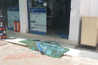 Miscreants vandalize petrol pump, पेट्रोल पंप पर बदमाशों ने की तोड़फोड़, पेट्रोल पंप पर तोड़फोड़, vandalize petrol pump