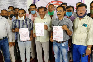 Farmers wrote a letter against the agricultural ordinance in blood