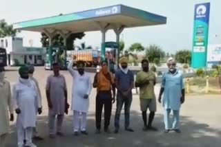 Kisan protest at reliance petrol pump