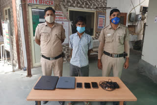 shaheen bagh Police arrested thief with laptop or mobile