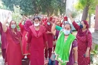 asha workers protest against government in front of krishna bedi house