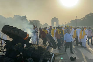 Farmers protest at India Gate in delhi