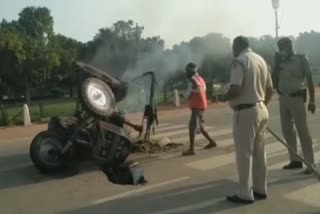 protest at india gate tractor burned by youth