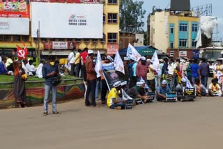 ಹುಬ್ಬಳ್ಳಿಯಲ್ಲಿ ರೈತ ಸಂಘಟನೆಗಳಿಂದ ಪ್ರತಿಭಟನೆ