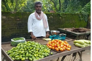 balika vadhu director selling vegetables  balika vadhu director ram vriksha gaur  balika vadhu director turns vegetable vendor  lockdown effect on tv industry  പച്ചക്കറിയും ഉന്തുവണ്ടിയും  ബാലികാ വധുവിന്‍റെ സംവിധായകൻ  ബാലികാ വധു പച്ചക്കറി വിൽപനക്കാരൻ  ബാലികാ വധു സീരിയൽ  അസംഗഡ്  ഉത്തർപ്രദേശിലെ അസംഗഡിൽ  റാം വ്രിക്ഷ ഗൗർ  ram vriksha gaur  balika vadhu vegetables selling  Azamgarh