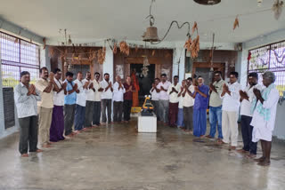 Fans worshiped nalgonda jakkanna temple for a quick recovery of MLA Bhupal Reddy from  Corona