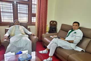 Randeep Singh Surjewala visits Siddaramaiah residence