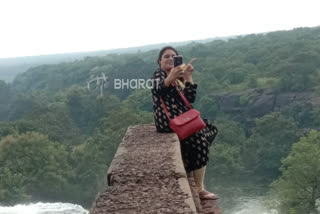 MP: Selfie click turns fatal, woman drowns in waterfall