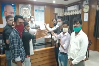 Members of Balrampur Press Club submitted memorandum to Collector SP