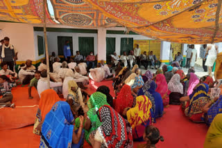 villagers of singrawali in agra selected ration dealer in open meeting