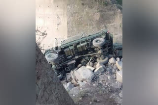 Narsoo Nallah  Jammu-Srinagar National Highway  Army truck falls into  National Highway  നർസു നല്ല  ജമ്മു-ശ്രീനഗർ ദേശീയപാത  സൈനികർക്ക് പരിക്കേറ്റു