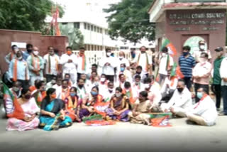 bjp leaders protest against lrs act in kukatpally