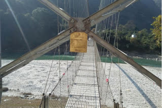 Pithoragarh suspension bridge  Dharchula bridge  ailing Nepali girl  international suspension bridge  നേപ്പാളി വിദ്യാർഥി  പിത്തോറഗഡിലെ അന്താരാഷ്ട്ര പാലം തുറന്ന് ഇന്ത്യ  പിത്തോറഗഡിലെ അന്താരാഷ്ട്ര പാലം  ഡെറാഡൂൺ  ഇന്ത്യൻ സർക്കാർ  നേപ്പാൾ സർക്കാർ