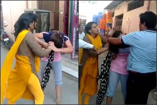 video viral of famous singer of Haryana Renu Chaudhary was beaten up by a woman