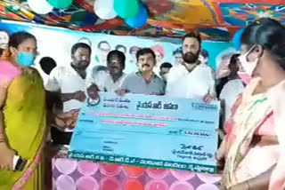 ministers  Nani and Kodali Nani   distributed YSR support checks