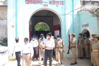 जिला जज और डीएम ने गाजीपुर जिला जेल का किया निरीक्षण.