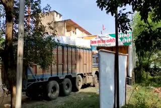 after-announcement-of-marwahi-by-election-grabbed a saree-loaded truck at gorella pendra marwahi congress office