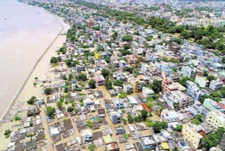 rains in Vijayawada  Vijayawada flood  Krishna District Collector A Mohammed Imitiaz  Prakasam Barrage  Krishna river  വിജയവാട പ്രളയ വാര്‍ത്ത  ആന്ധ്രാപ്രദേശ് പ്രളയം വാര്‍ത്ത  ആന്ധ്ര പ്രളയത്തില്‍ മാറ്റിപാര്‍പ്പിച്ചവര്‍