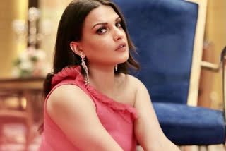 himanshi khurana hospitalised after testing postive for coronavirus