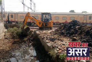 Open drain cleaning started in railway colony of Delhi Cantt