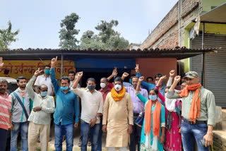 People welcomed Rajya Sabha MP Sameer Oraon in bedo ranchi