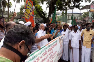 kt Jaleel minority morcha marched kt Jaleels house ന്യൂനപക്ഷ മോർച്ച മലപ്പുറം bjp സ്വർണക്കടത്ത് cpim