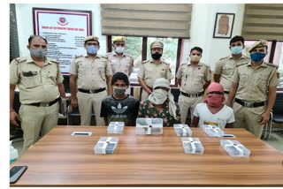 delhi police arrested to snatchers