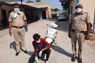 baba haridas nagar police arrested miscreant with scooty