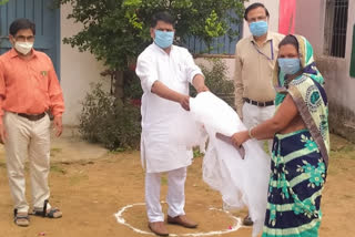 Ghodongri MLA distributes insecticide mosquito net to villagers