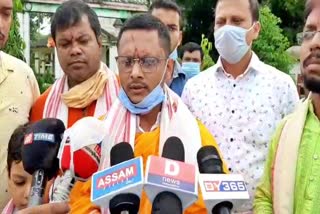 Narayanpur visit of satyaranjan bora lakhimpur assam etv bharat news