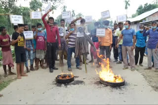 বিটিআৰ চুক্তি বাতিলৰ দাবীত মুখ্যমন্ত্ৰী আৰু বিত্তমন্ত্ৰীৰ পুত্তলিকা দাহ