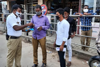 cops-fining-those-who-dont-wear-a-mask-in-shimoga