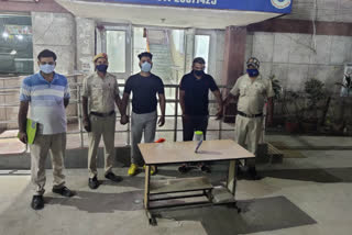 two-accused-arrested-in-robbery-case-mobile-phone-and-cash-recovered-in-uttam nagar