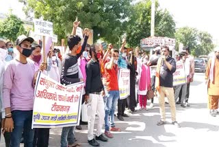 Mandi employees besiege Tikamgarh Collectorate